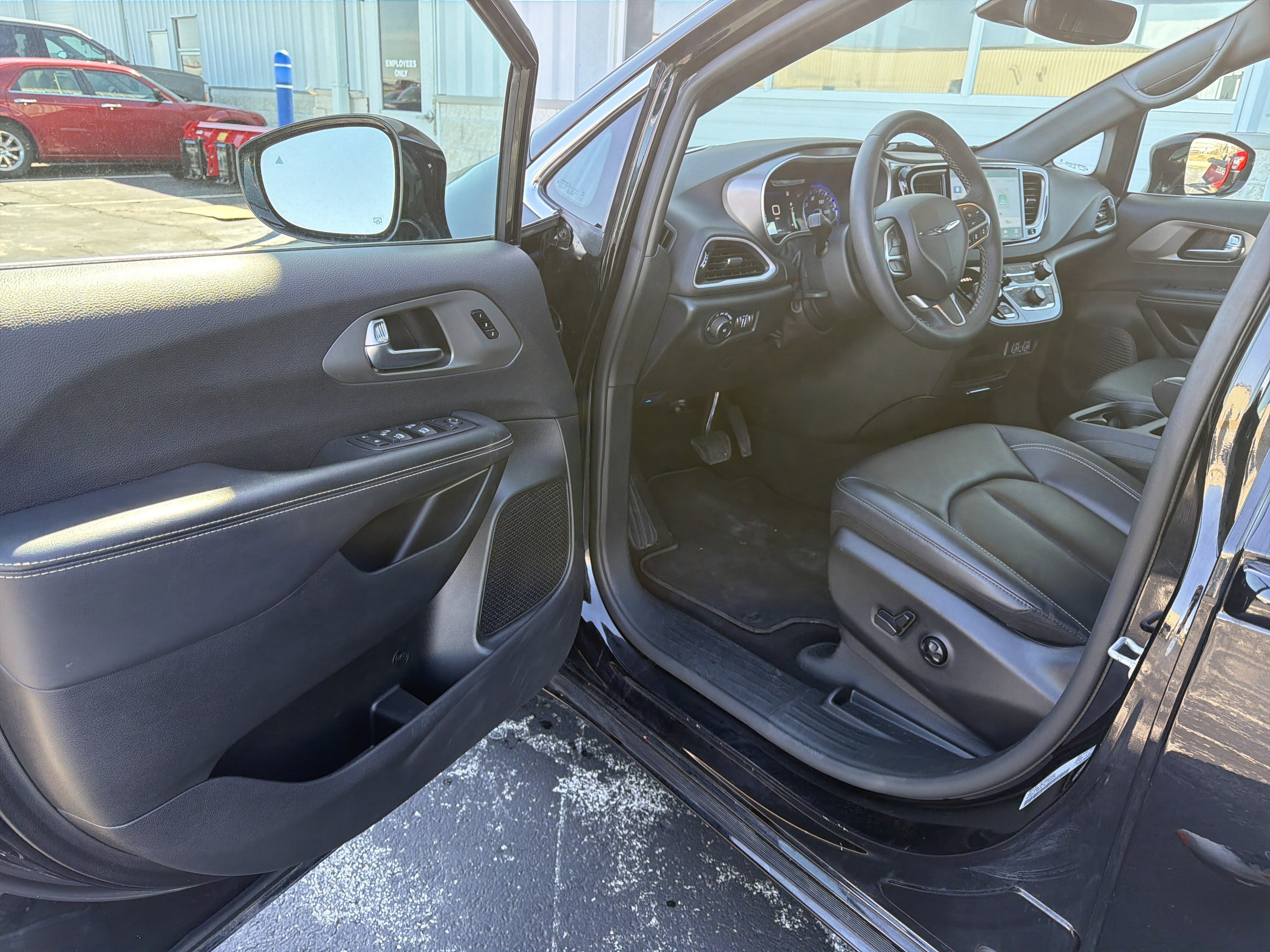 Used 2025 Chrysler Pacifica Select image 24