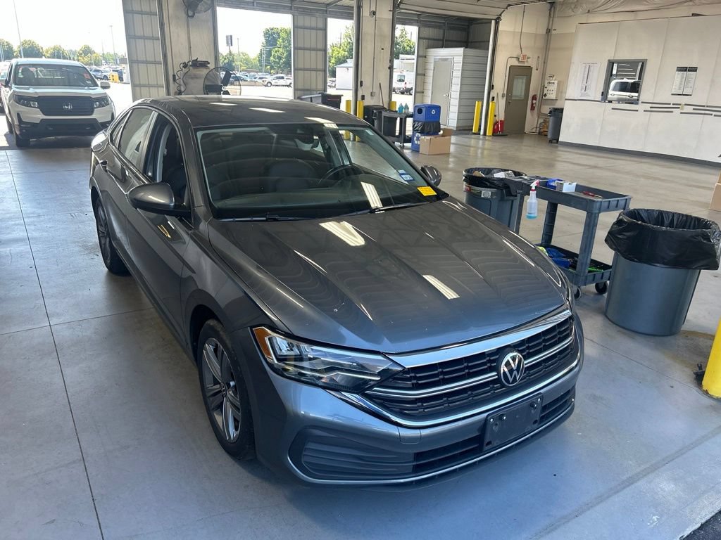 Used 2024 Volkswagen Jetta SE FWD image 1