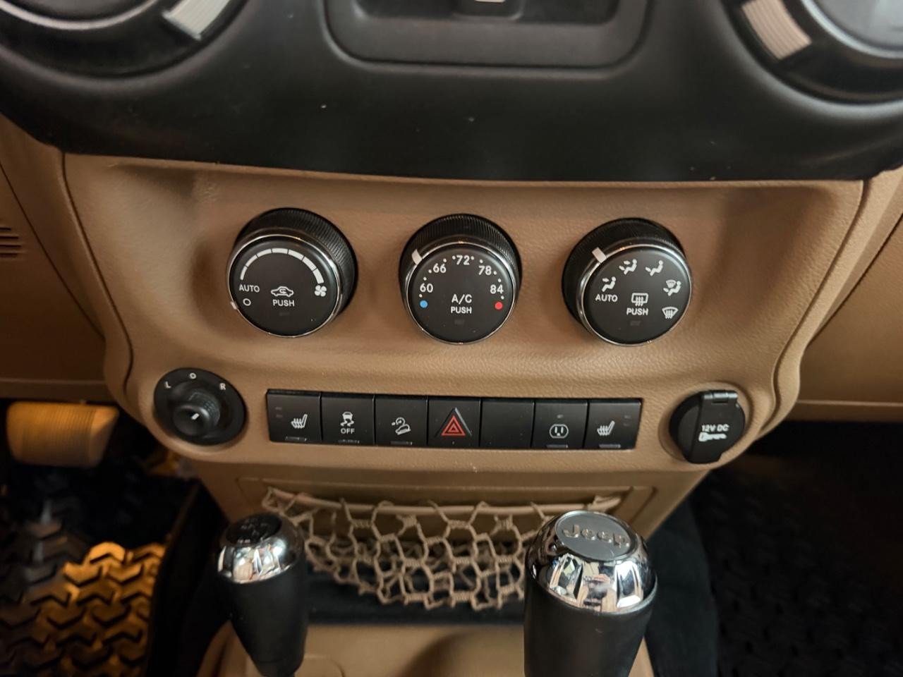 Used 2017 Jeep Wrangler Unlimited Sahara w/ Connectivity Group AWD/4WD image 15