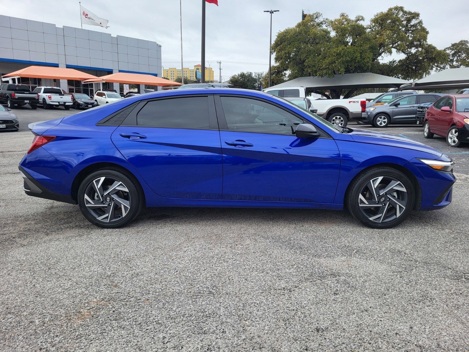 Used 2025 Hyundai Elantra SEL image 2