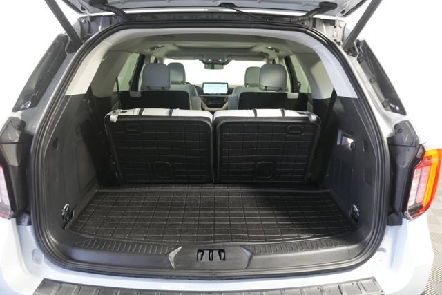 Certified 2025 Ford Explorer Platinum w/ Ultimate Package AWD/4WD image 32