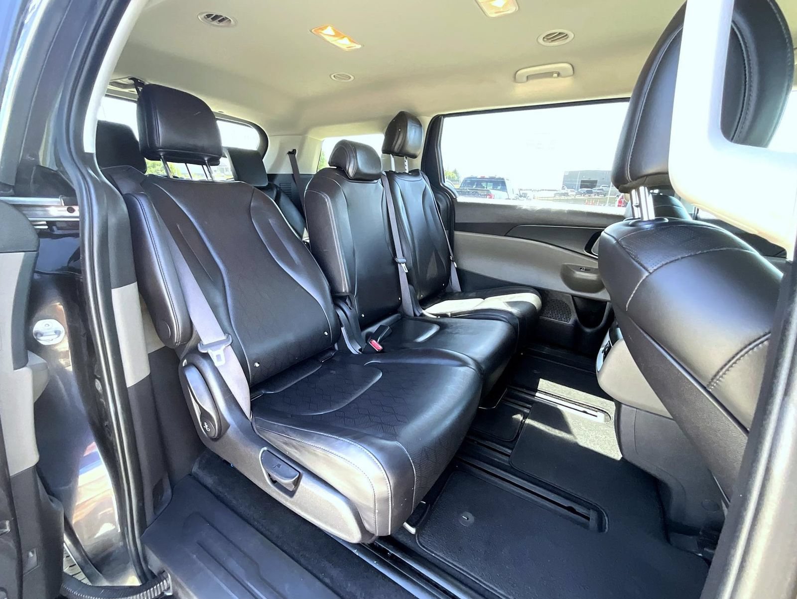 Used 2025 Kia Carnival FWD image 18