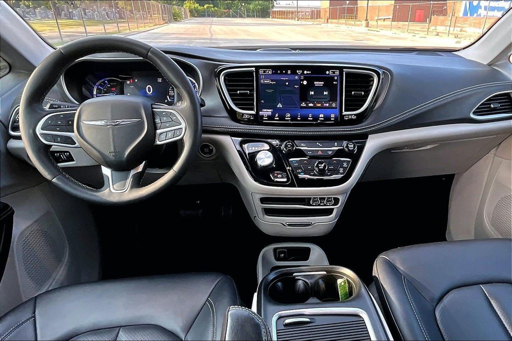 Used 2024 Chrysler Pacifica Limited FWD image 14