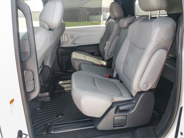 Used 2025 Toyota Sienna XLE FWD image 13