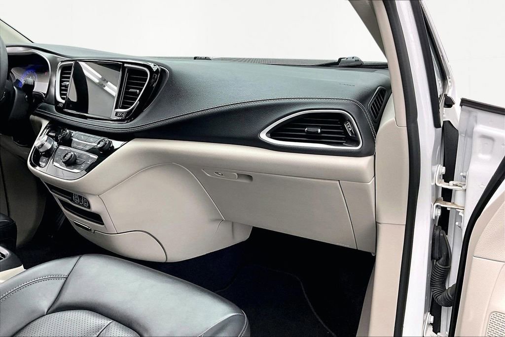 Used 2023 Chrysler Pacifica Touring-L image 17