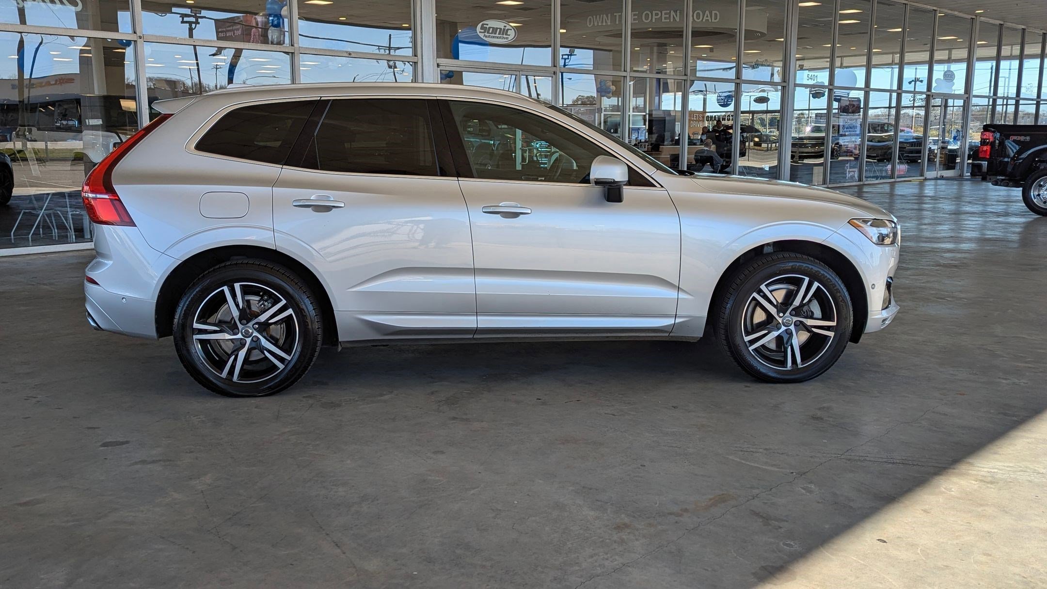 Used 2018 Volvo XC60 T6 R-Design w/ Convenience Package image 6