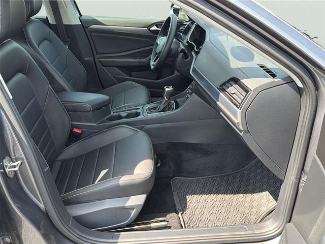 Used 2024 Volkswagen Jetta SE FWD image 13