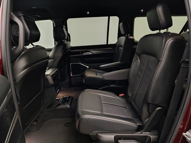 Used 2025 Jeep Wagoneer L Series II AWD/4WD image 28