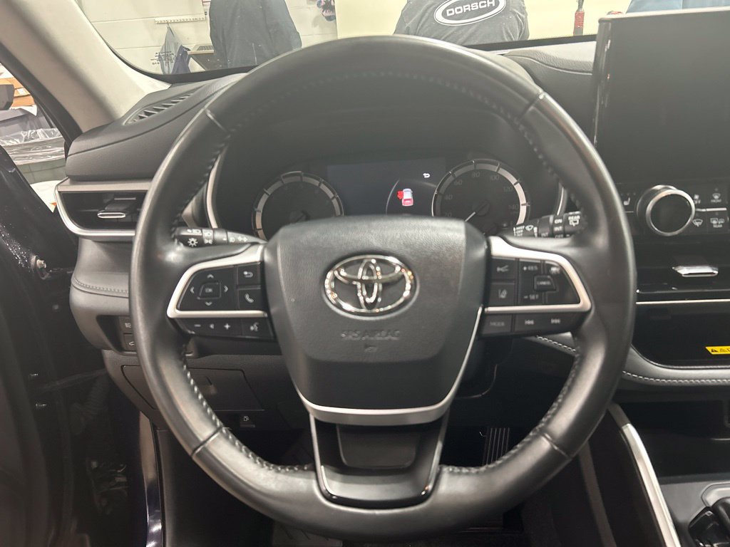 Used 2025 Toyota Highlander XLE AWD/4WD image 15