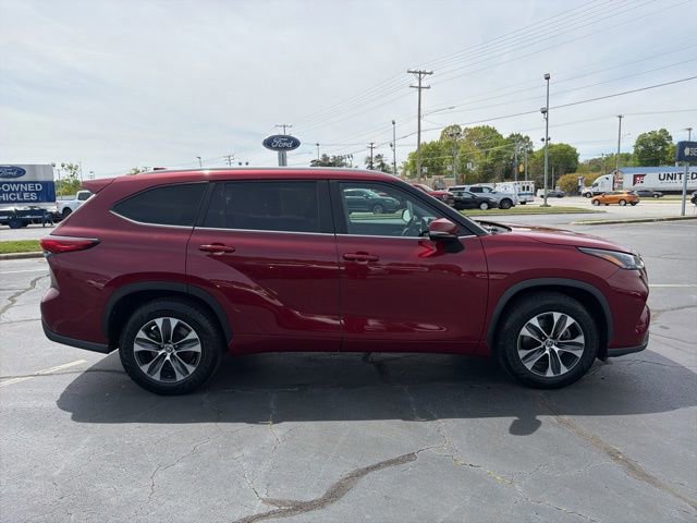 Used 2023 Toyota Highlander XLE FWD image 6