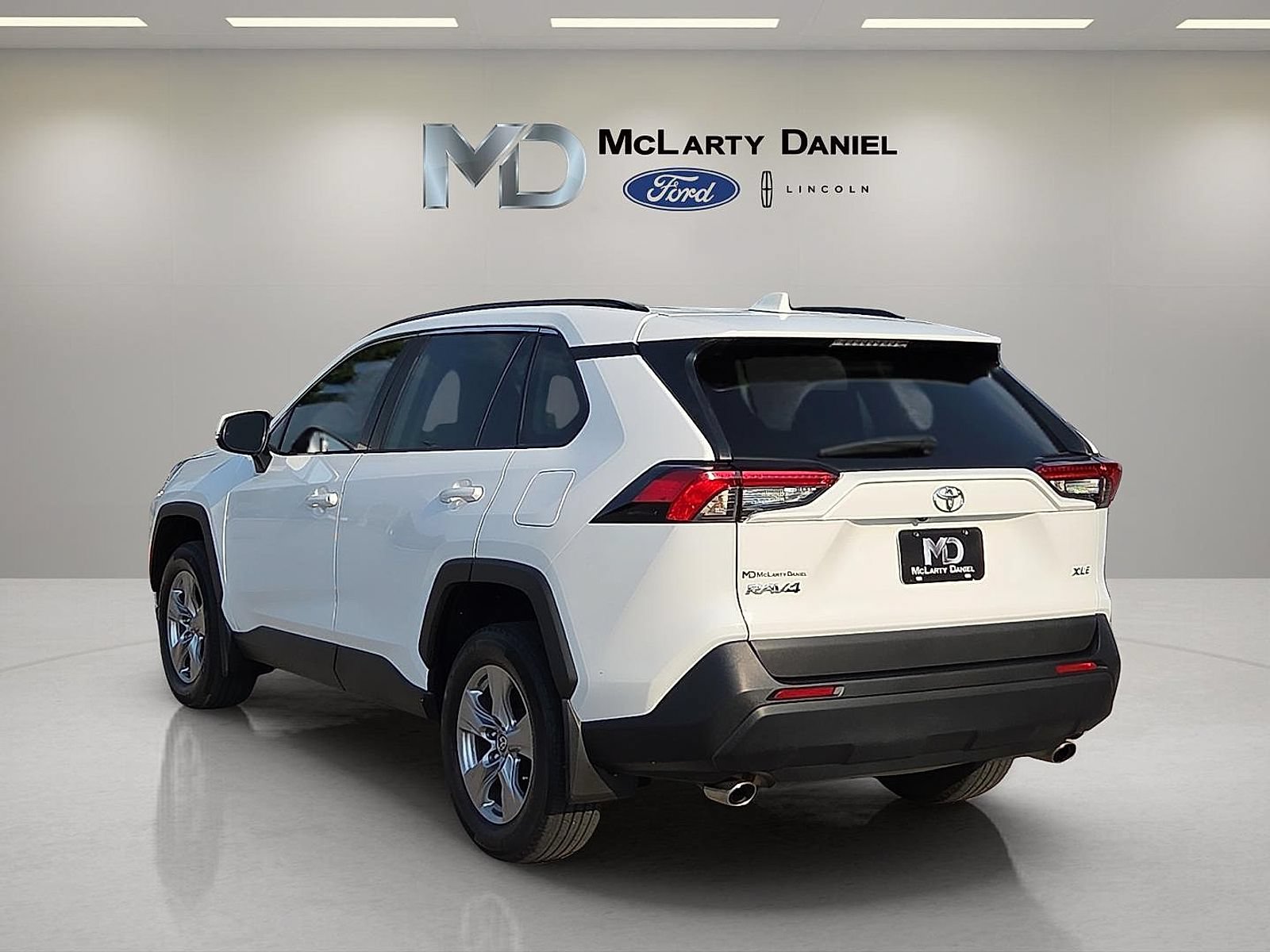Used 2023 Toyota RAV4 XLE w/ Convenience Package FWD image 4