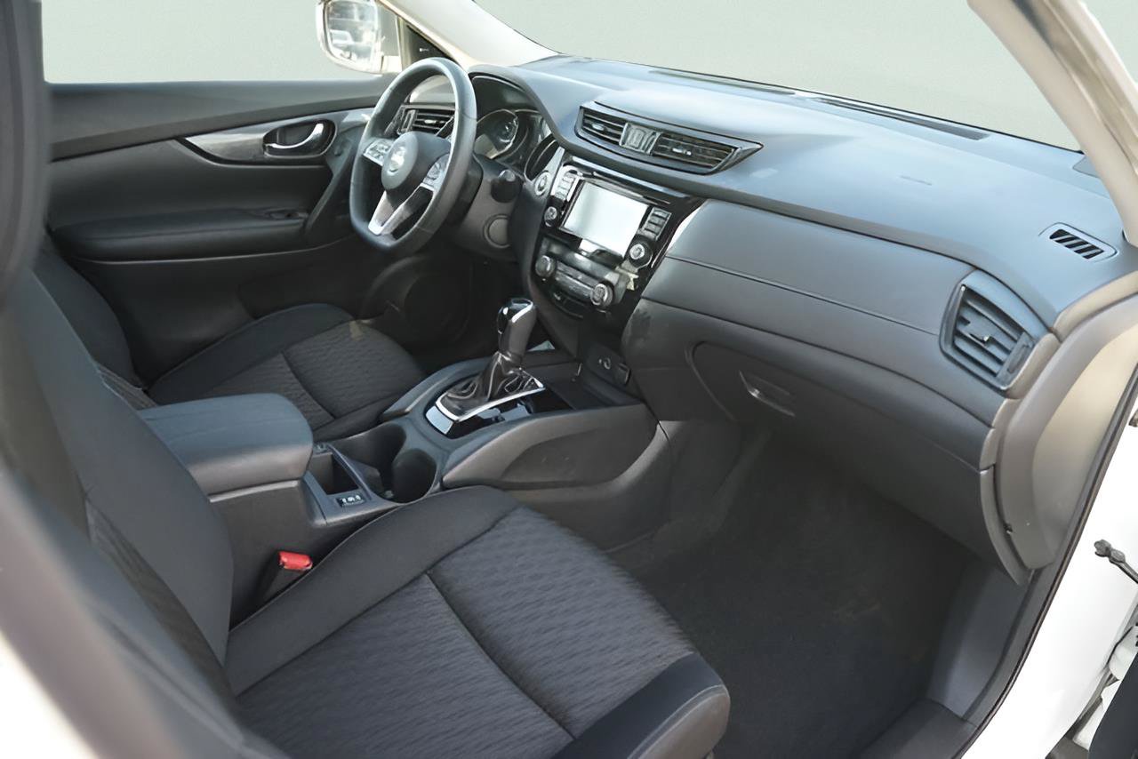 Used 2018 Nissan Rogue SV w/ Premium Package FWD image 17