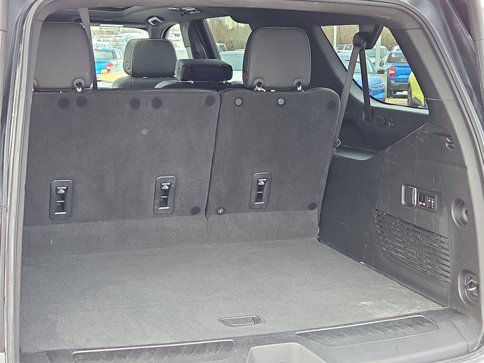 Used 2023 GMC Yukon XL SLT w/ SLT Premium Package image 8