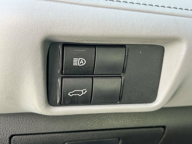 Used 2021 Toyota Highlander LE FWD image 17