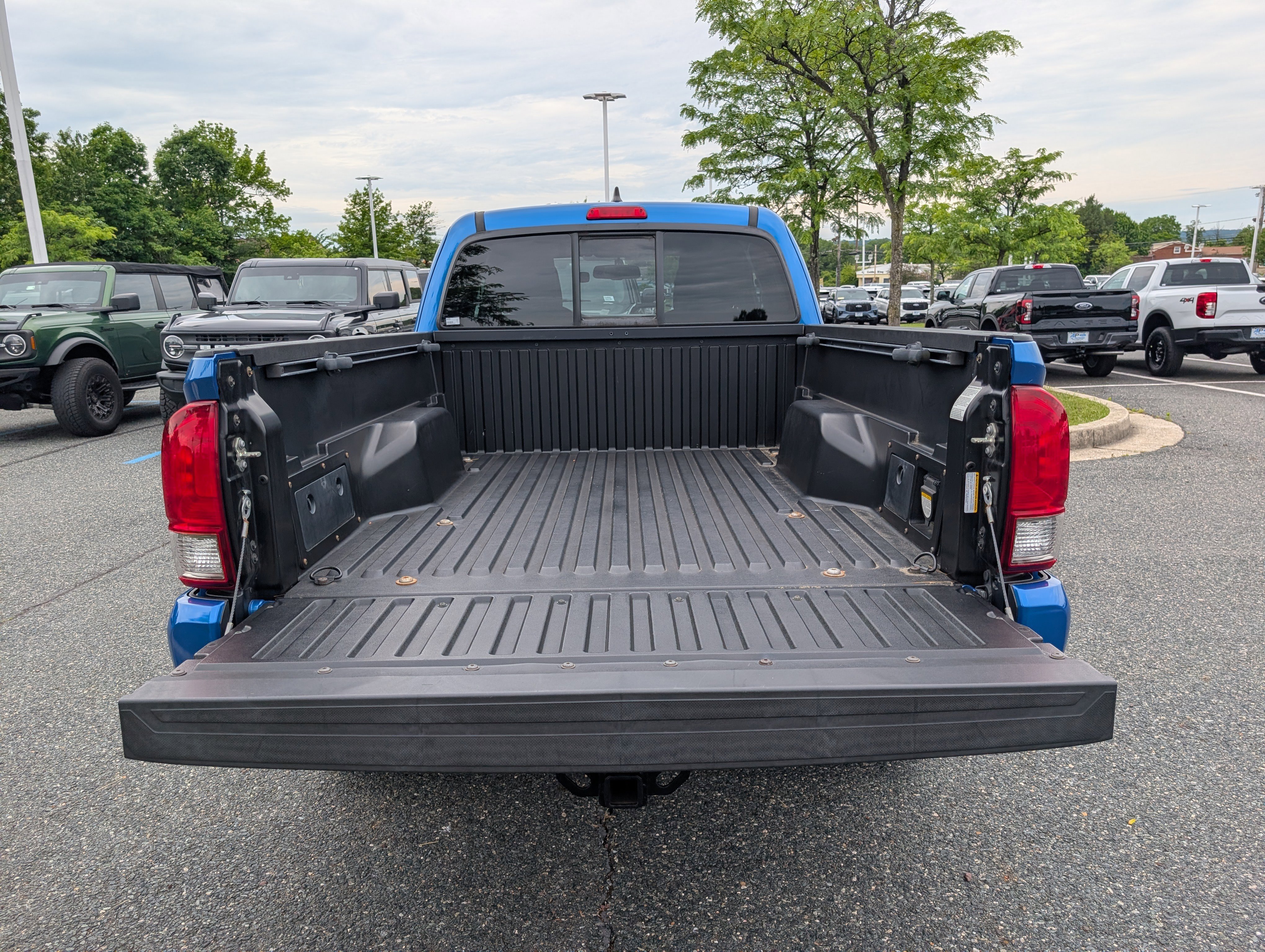 Used 2017 Toyota Tacoma TRD Sport AWD/4WD image 12