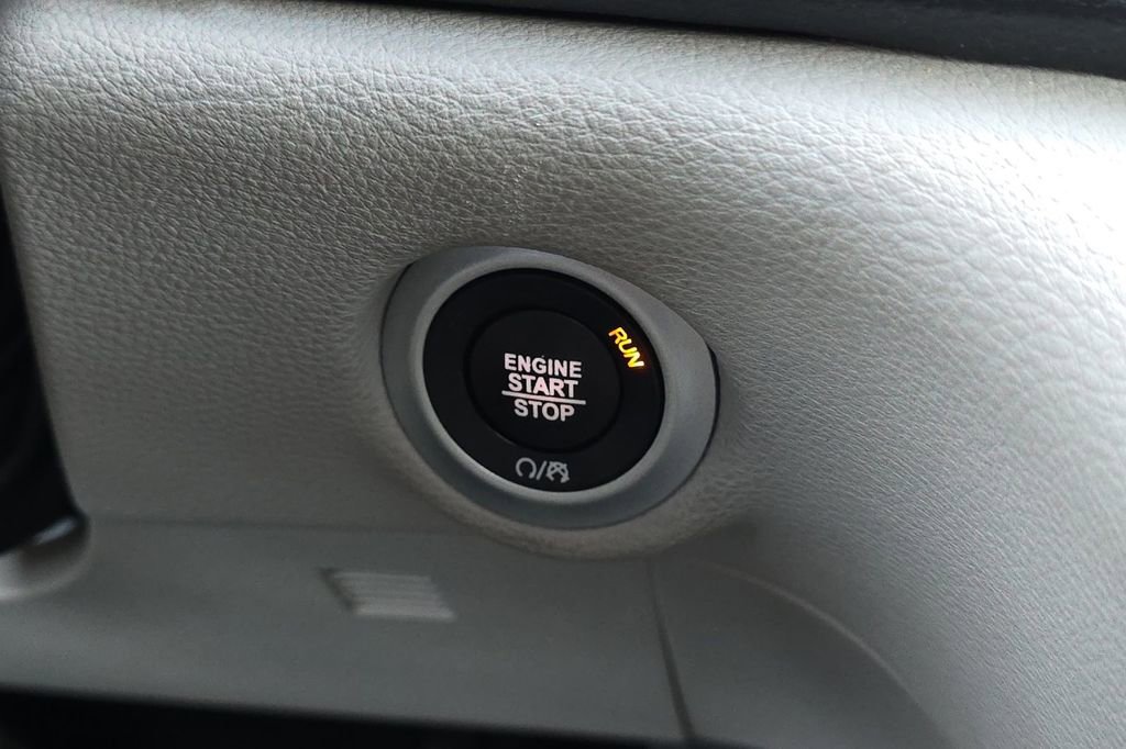 Used 2023 Chrysler Pacifica Limited FWD image 23
