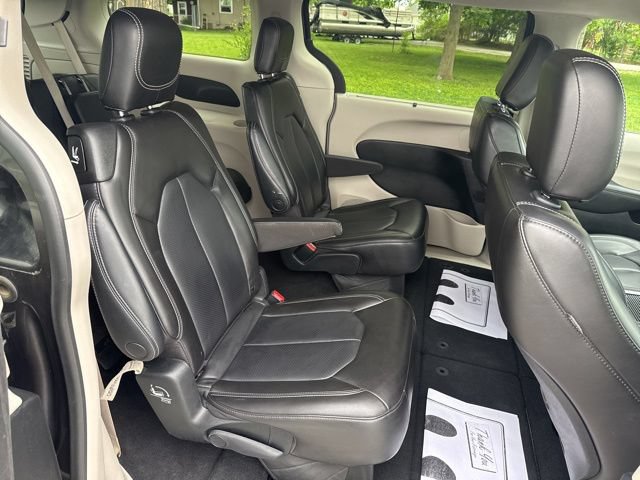 Used 2023 Chrysler Pacifica Touring-L FWD image 13