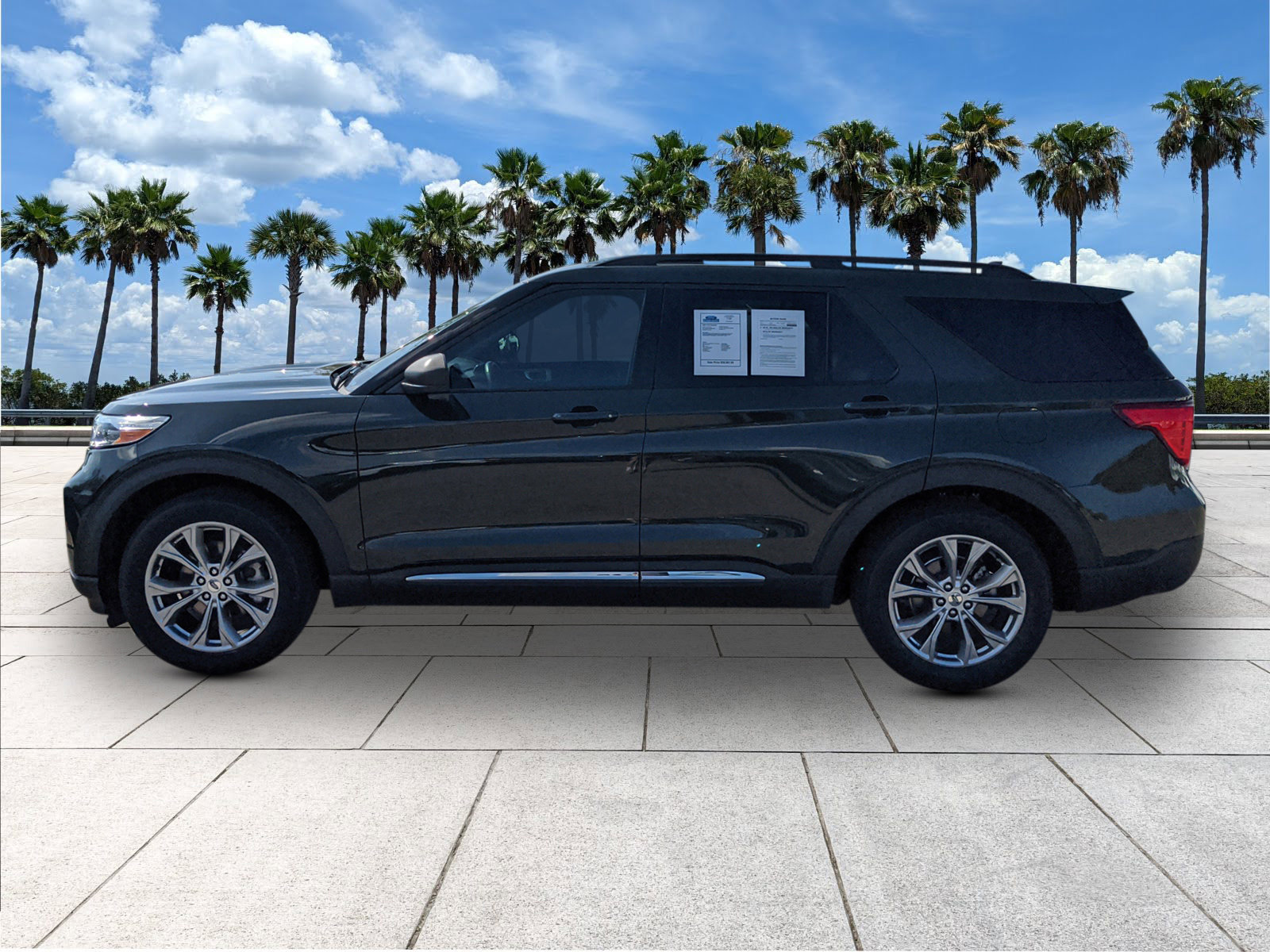 Certified 2022 Ford Explorer XLT w/ Equipment Group 202A image 5