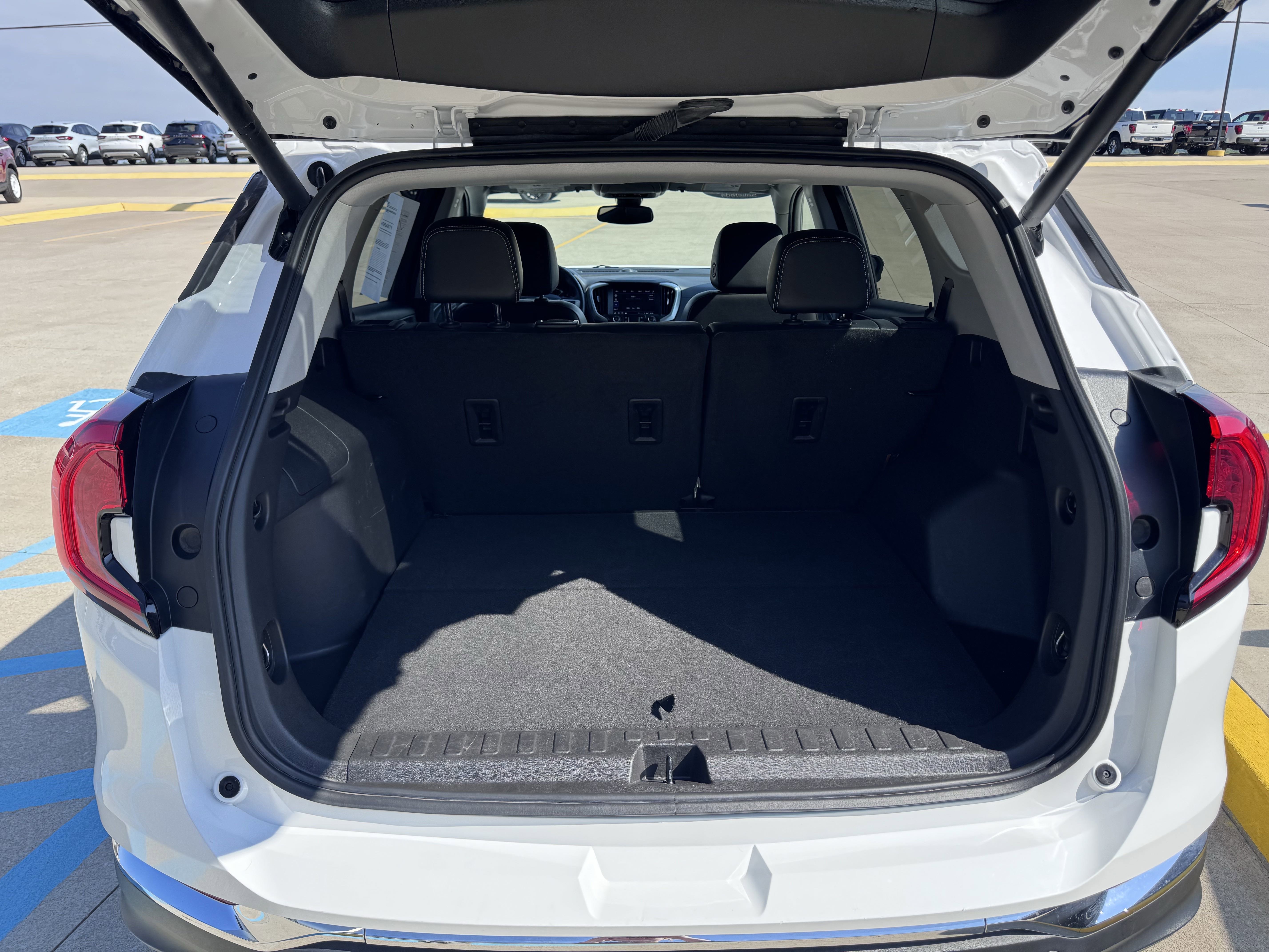 Used 2023 GMC Terrain SLT image 33