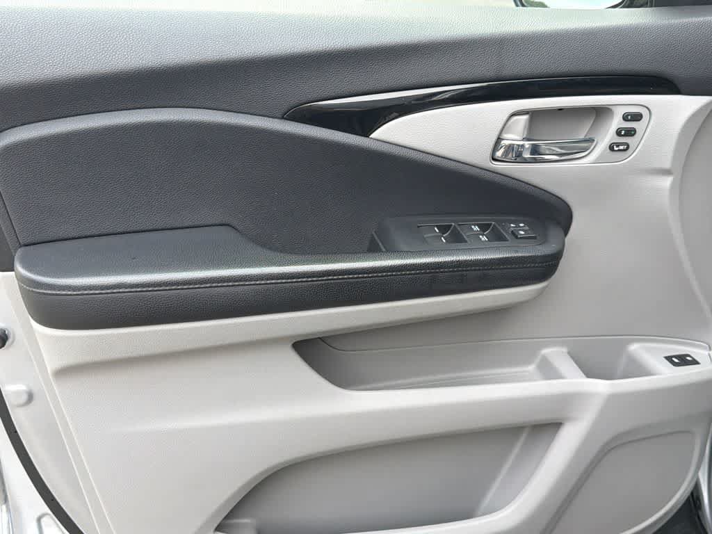 Used 2021 Honda Pilot Touring image 11
