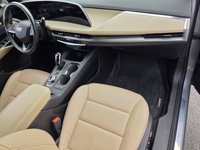 Used 2024 Cadillac XT4 Luxury w/ Cold Weather Package FWD image 19