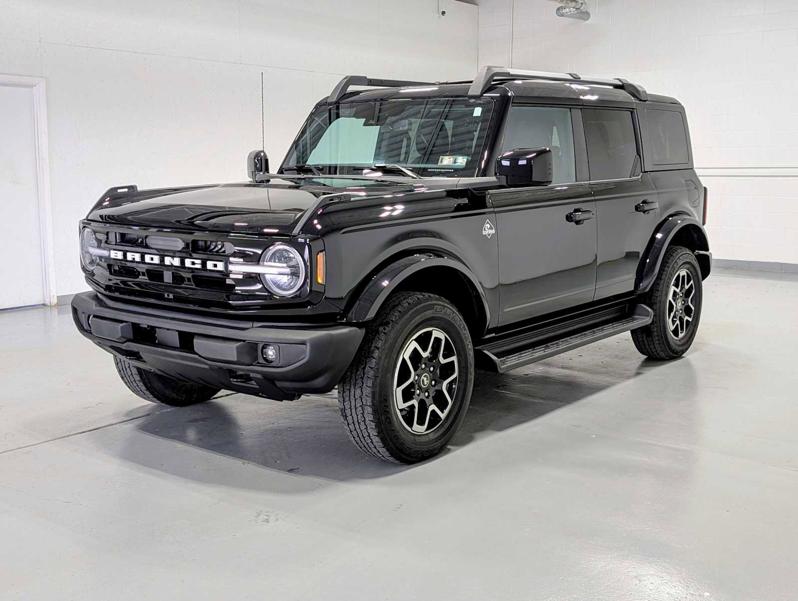 Certified 2025 Ford Bronco Outer Banks AWD/4WD image 1