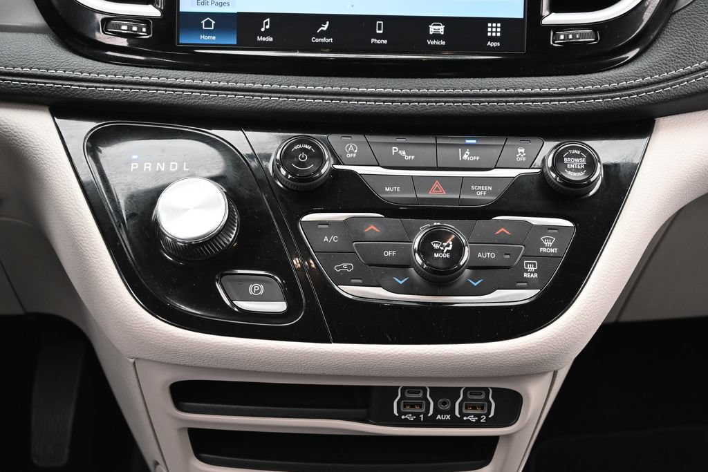 Used 2024 Chrysler Pacifica Touring-L AWD/4WD image 31