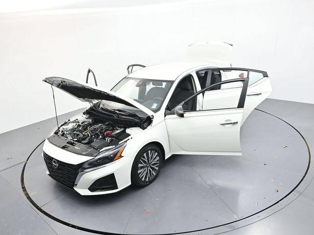 Used 2025 Nissan Altima 2.5 SV FWD image 42