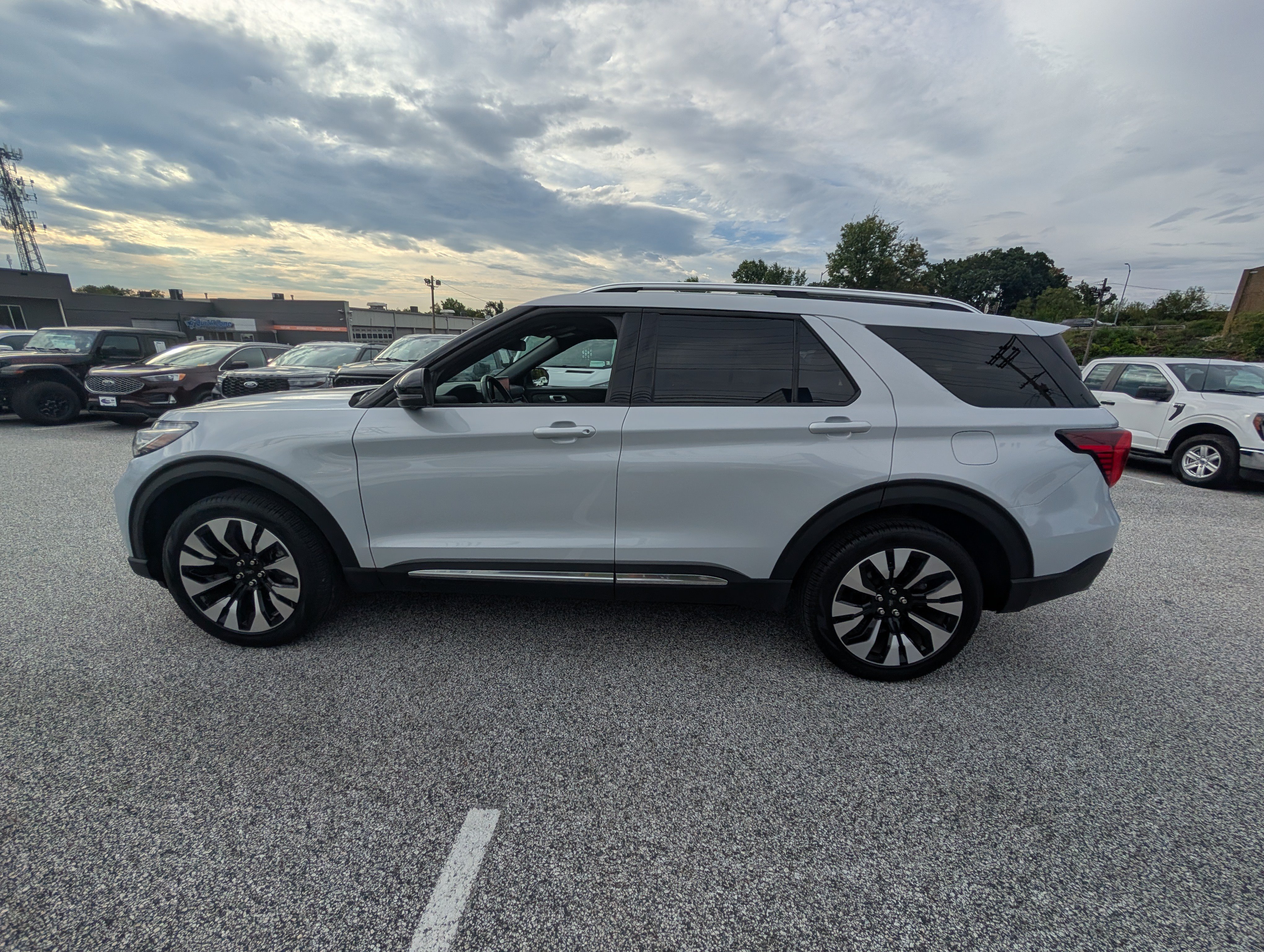 Certified 2025 Ford Explorer Platinum w/ LUX Leather Package AWD/4WD image 3