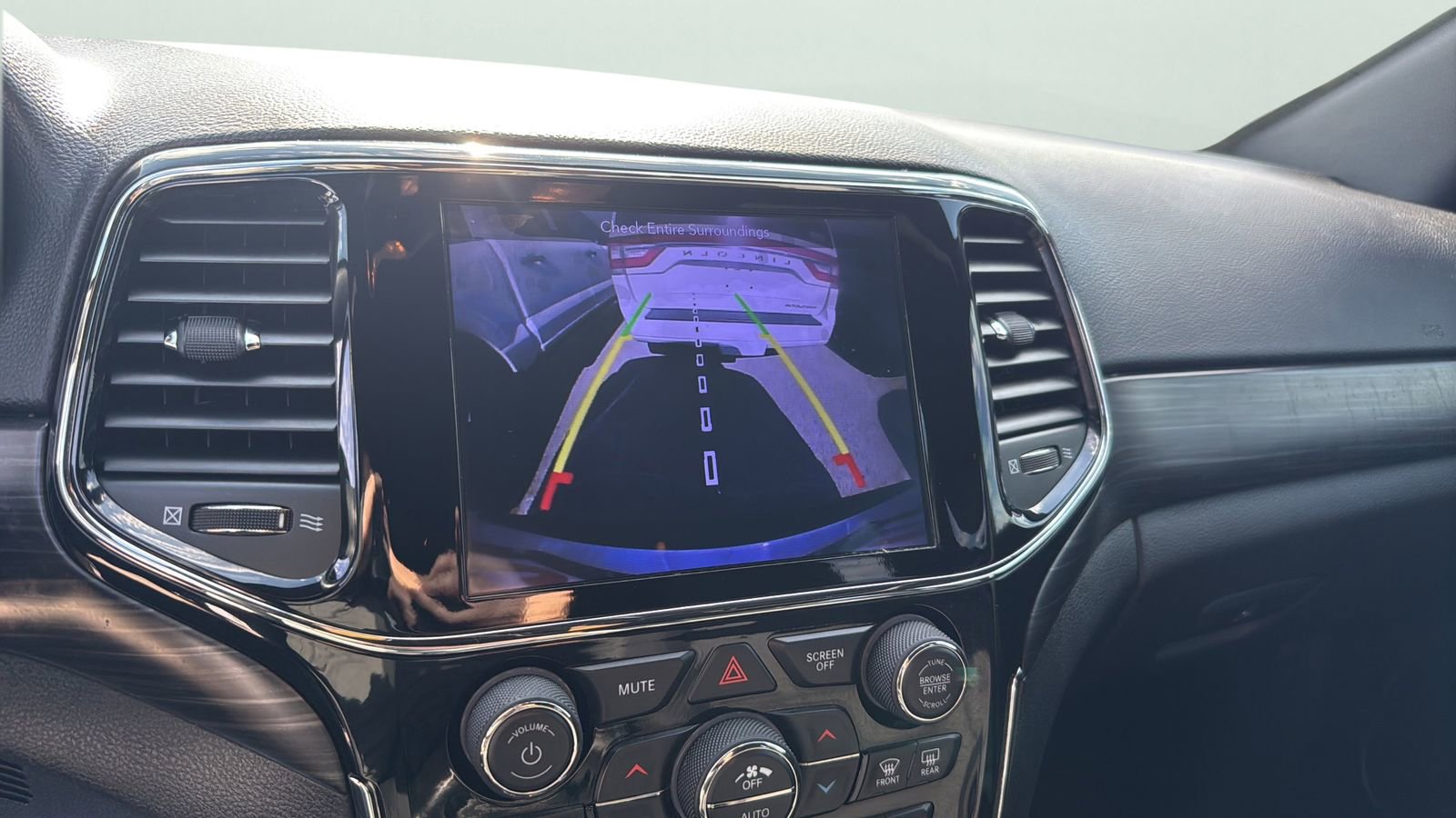 Used 2019 Jeep Grand Cherokee Laredo AWD/4WD image 18