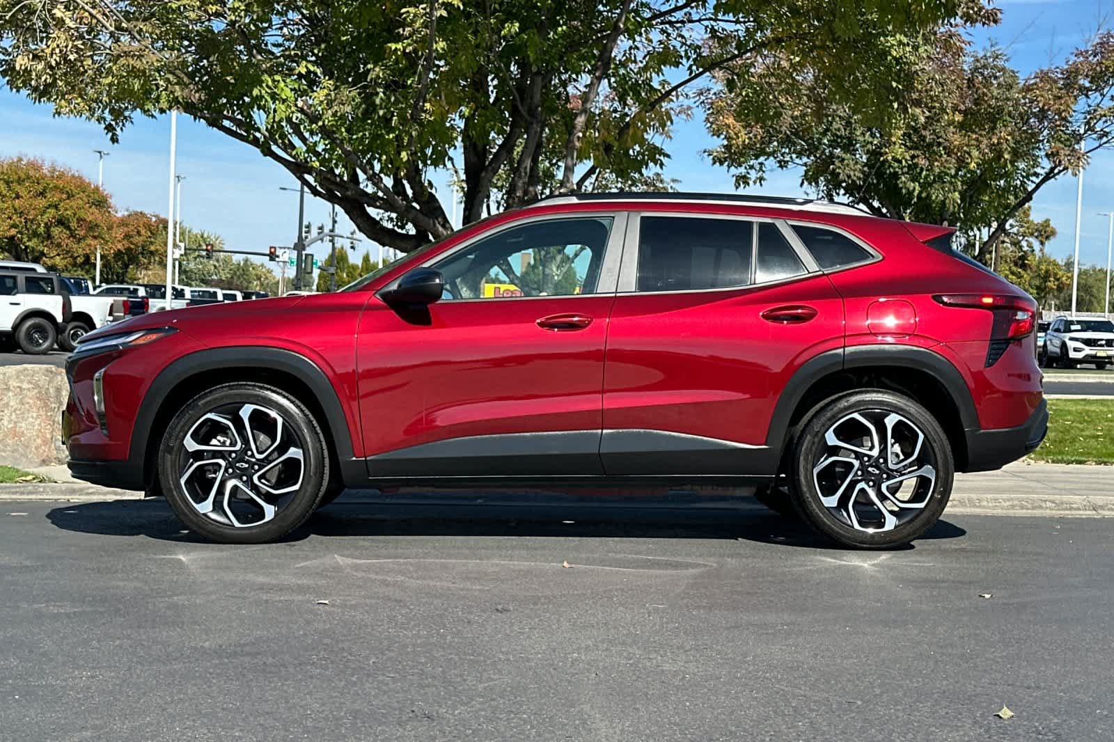 Used 2024 Chevrolet Trax RS w/ Sunroof Package FWD image 5