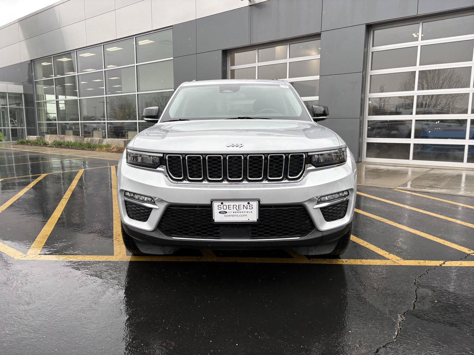 Used 2023 Jeep Grand Cherokee Limited w/ Trailer Tow Prep Group (B) AWD/4WD image 2