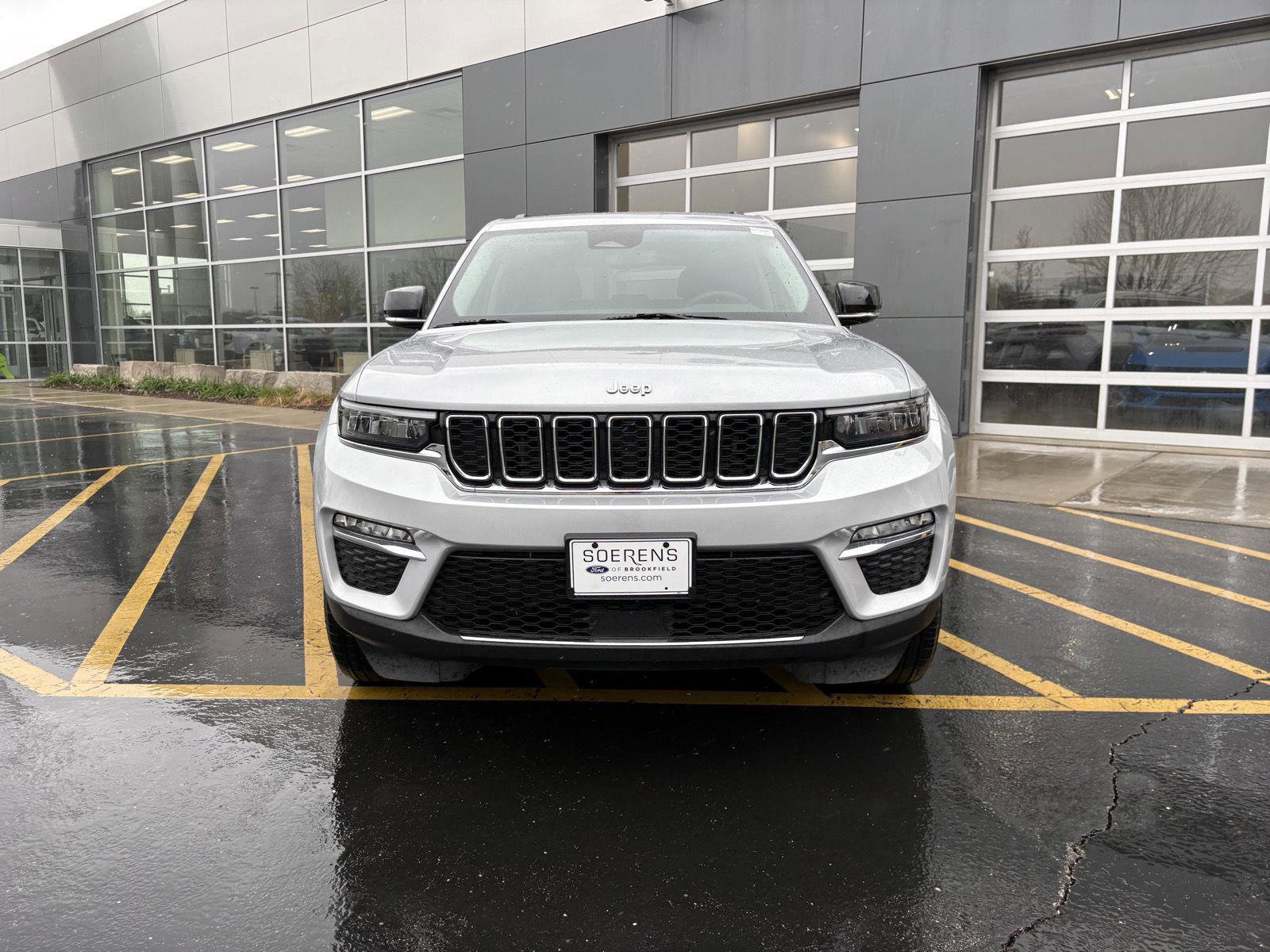 Used 2023 Jeep Grand Cherokee Limited w/ Trailer Tow Prep Group (B) AWD/4WD image 2