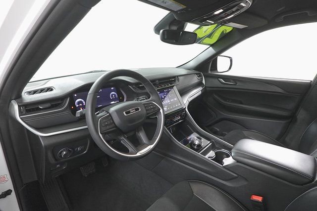 Used 2024 Jeep Grand Cherokee Altitude image 12