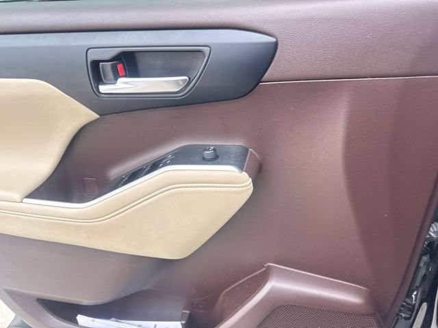 Used 2021 Toyota Highlander XLE FWD image 29