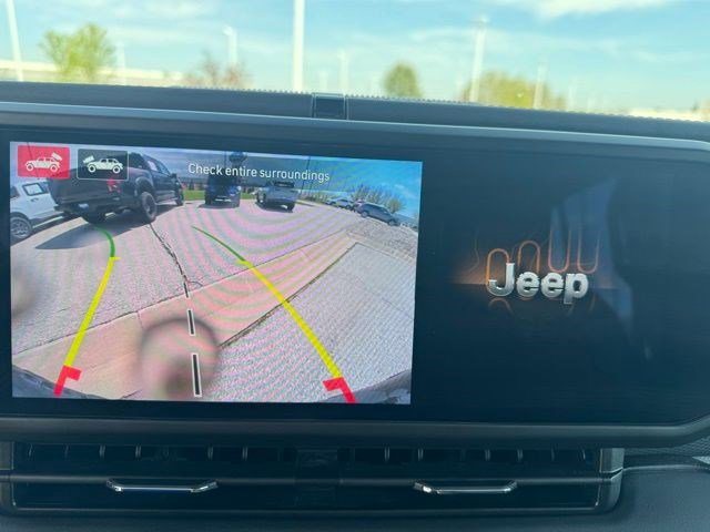 Used 2025 Jeep Wrangler Unlimited Rubicon AWD/4WD image 18