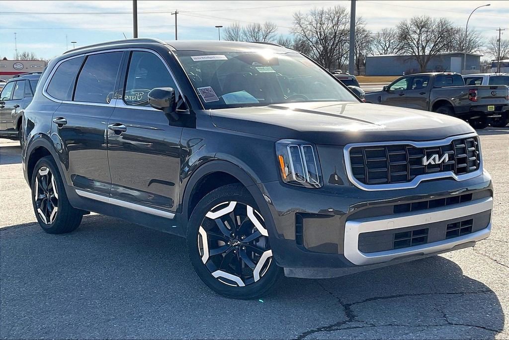 Used 2025 Kia Telluride S image 3
