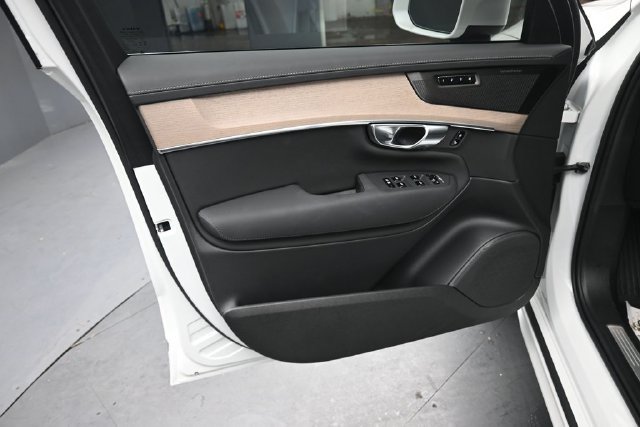 Used 2025 Volvo XC90 B6 Plus w/ Protection Package Premier AWD/4WD image 23