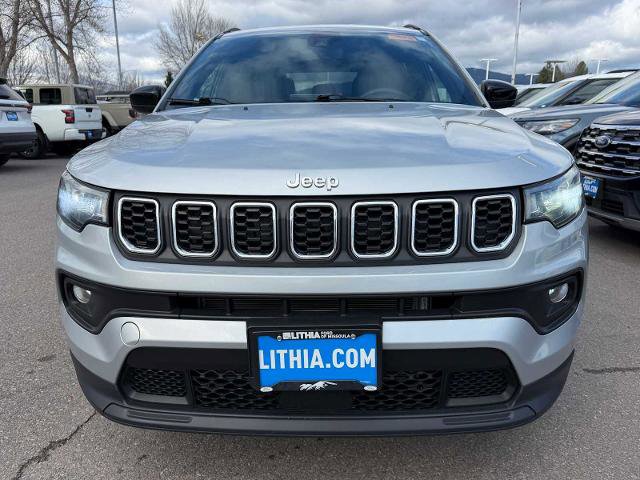 Used 2024 Jeep Compass Latitude image 2
