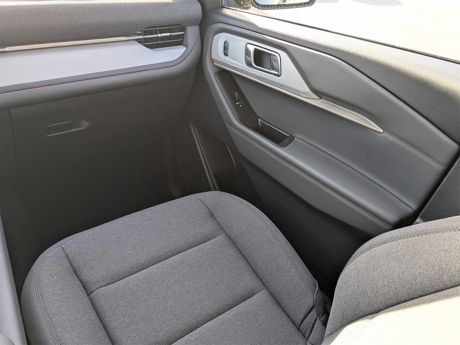 Certified 2025 Ford Explorer Active image 19