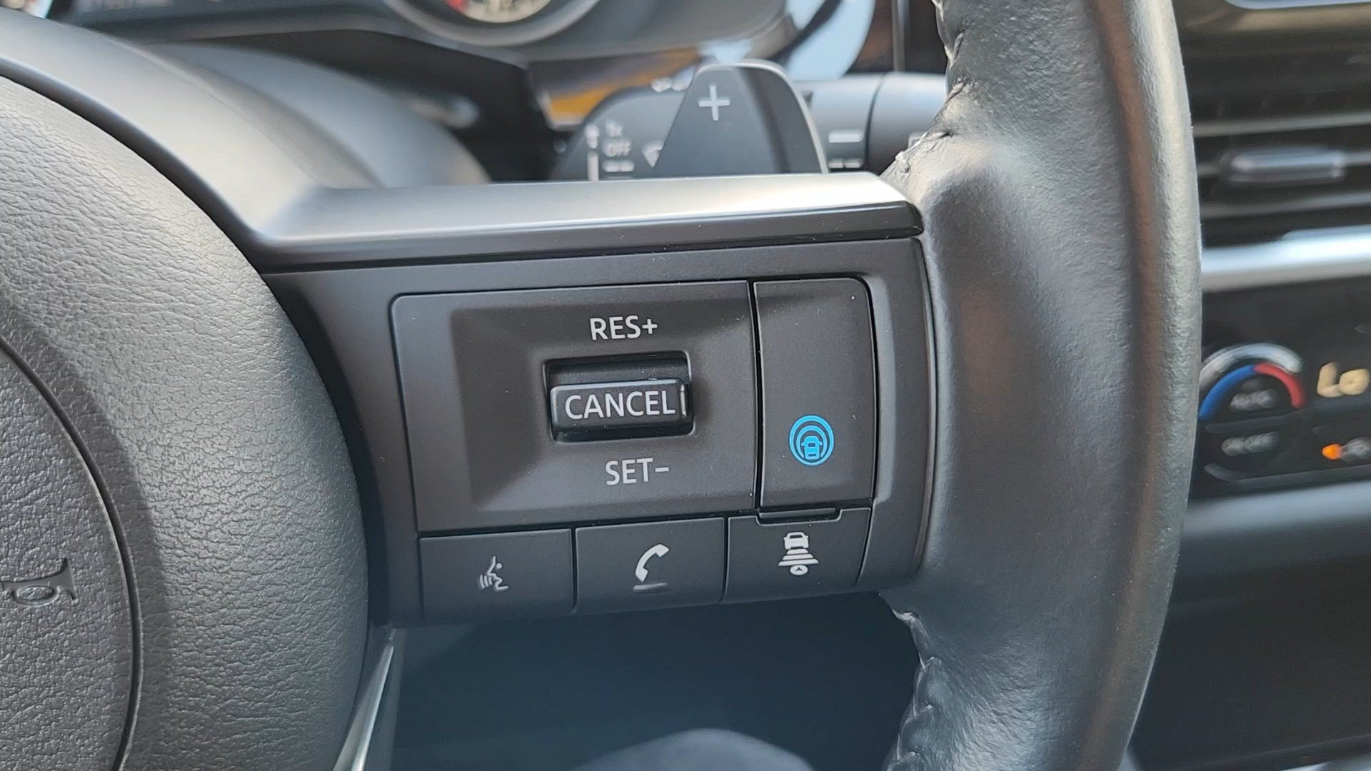 Used 2025 Nissan Pathfinder SV AWD/4WD image 13