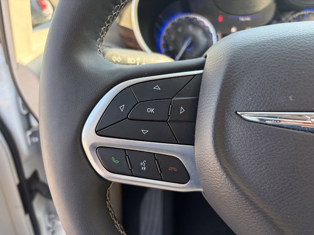 Used 2024 Chrysler Pacifica Limited FWD image 28