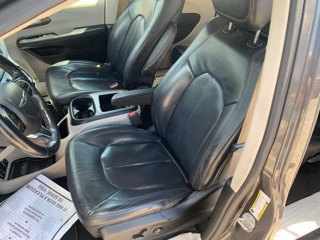 Used 2018 Chrysler Pacifica Touring-L Plus w/ Tire & Wheel Group FWD image 11
