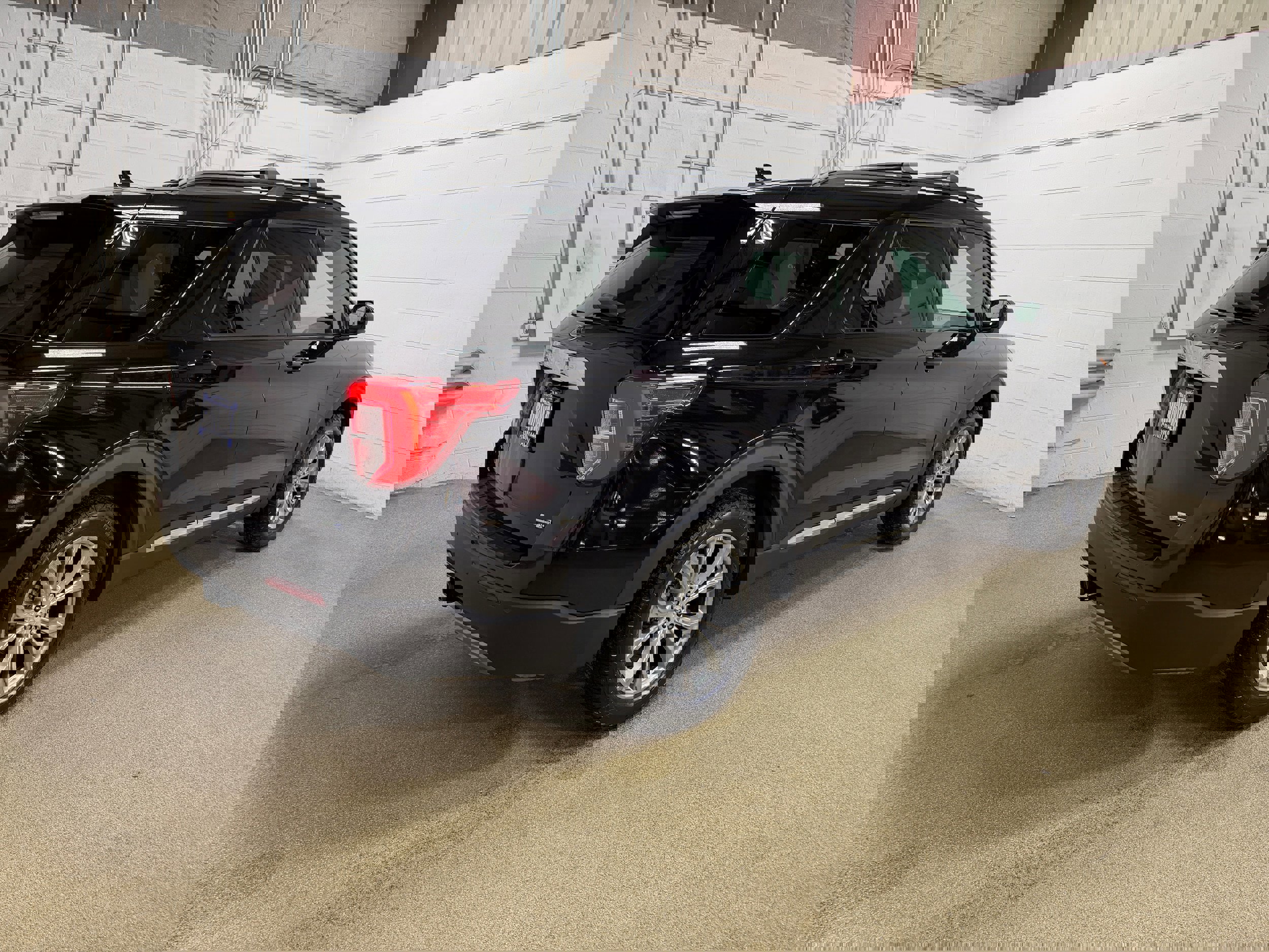 Certified 2020 Ford Explorer XLT w/ Equipment Group 202A image 4