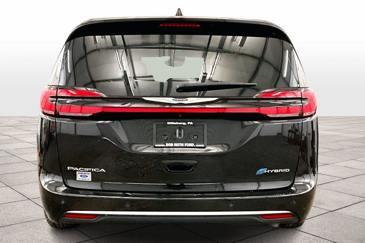 Used 2023 Chrysler Pacifica Touring-L image 2