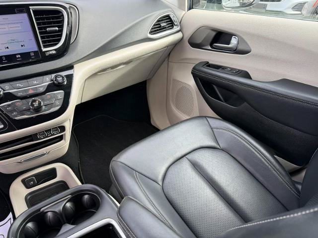 Used 2024 Chrysler Pacifica Touring-L FWD image 16