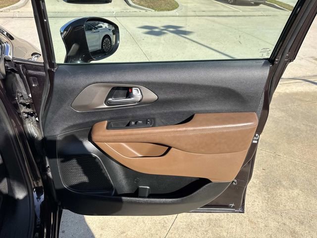 Used 2018 Chrysler Pacifica Limited image 14