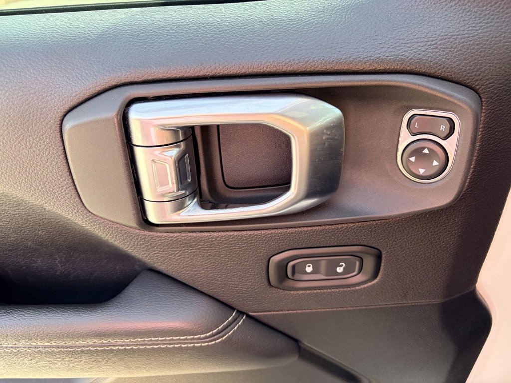 Used 2020 Jeep Wrangler Unlimited Sahara image 20