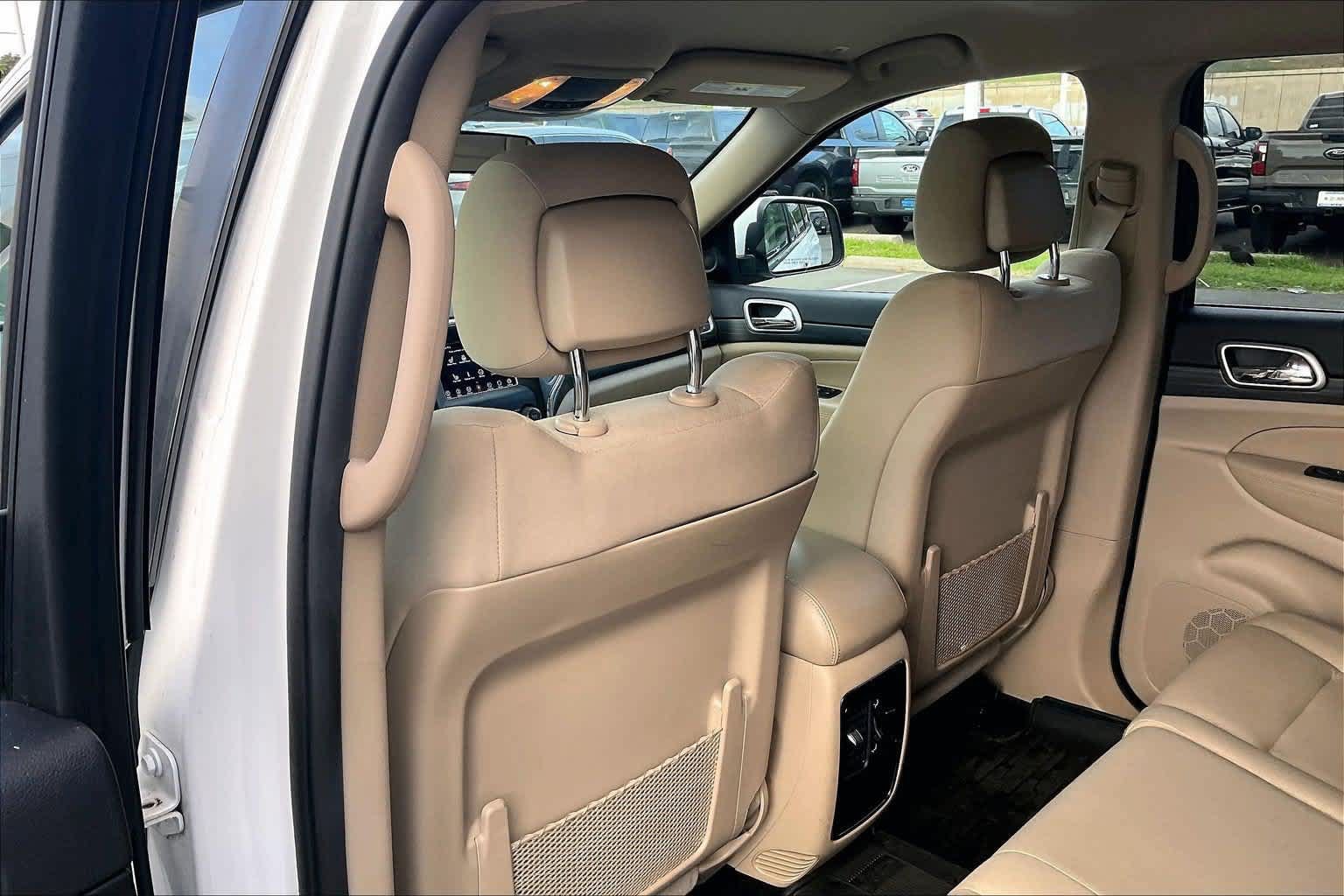 Used 2019 Jeep Grand Cherokee Laredo AWD/4WD image 12