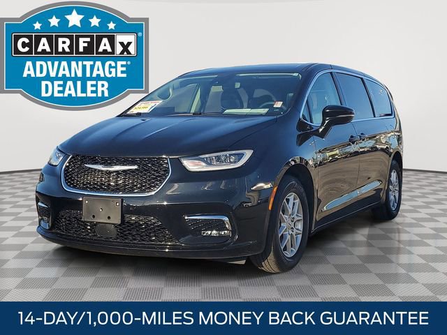 Used 2024 Chrysler Pacifica Touring-L image 4